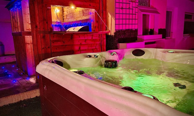 South Shore House | Captivating 4-Bed Hot Tub House in Blackpool
