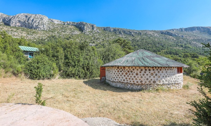 Bargeme RV Rental | Caravan 'Case Africaine' with Mountain View, Shared Terrace and Wi-Fi