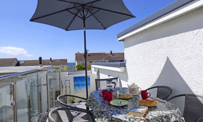 Broad Haven House | Cariad y Mor, Holiday Home Broad Haven, Sleeps 6, 3 bedrooms, bathrooms