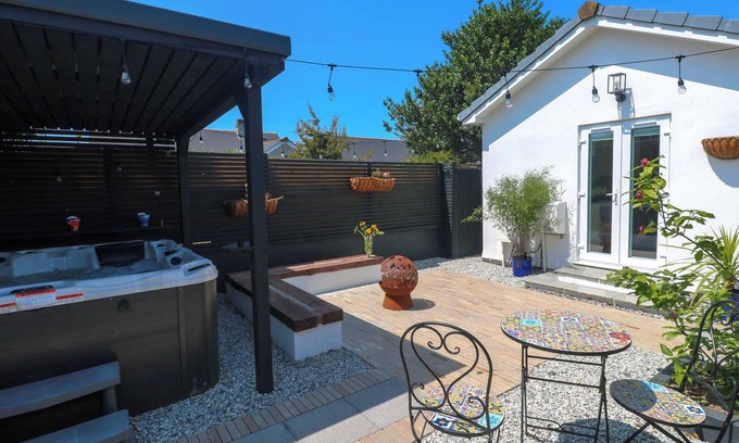 Illogan Cottage | CARN BREA, pet friendly, with hot tub in Redruth