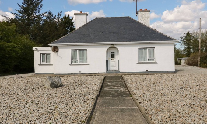 Dungloe Cottage | CARNMORE COTTAGE, family friendly in Dungloe, County Donegal