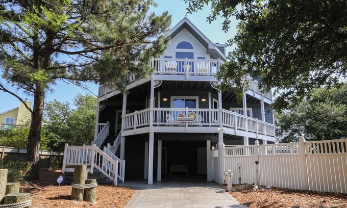 Tuckahoe House | CAROLINA DREAMIN' - 4 BR Soundside Vacation Home in Duck w/Private Pool