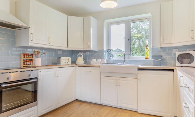 Millthorpe House | Carpenter Cottage - Four Bedroom House, Sleeps 8