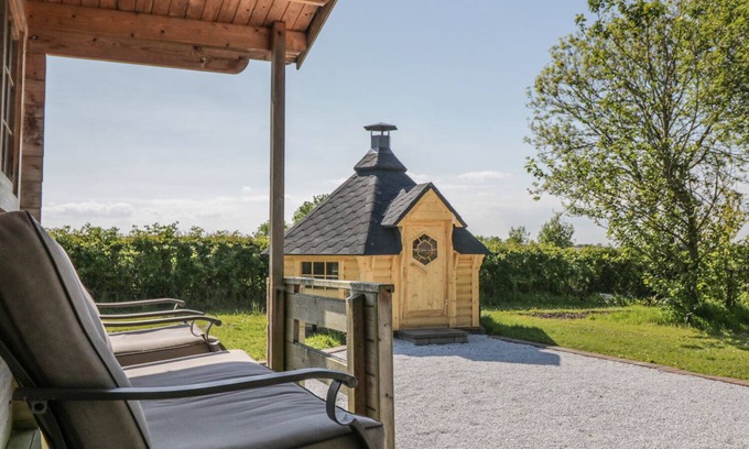 Blackburn Cottage | CARR HOUSE, family friendly, with hot tub in Clayton Le Dale