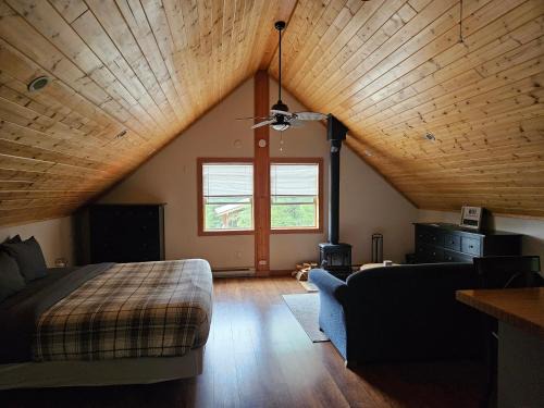 Golden Apartment | Carriage House - 2 suites- HIKE & REST - EV plug