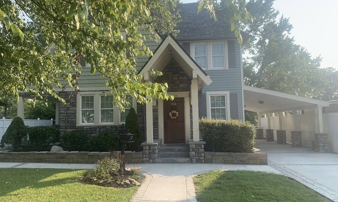 Ashland House | Carroll Manor: RecentlyRenovated English Tutor. Sleeps 8