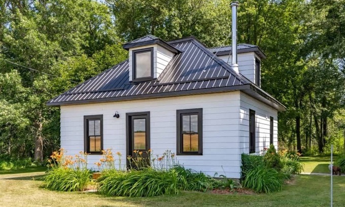 Hillier House | Carson's Creek - Serene Yard and Hot Tub