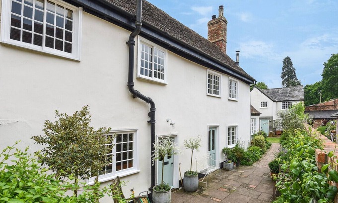 Kimbolton House | Carters Yard C13th Cottage in the centre of the historic village of Kimbolton