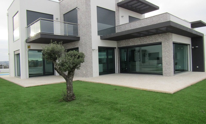 Bombarral House | Casa da Colina - Villa in the Countryside