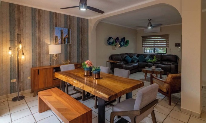 La Paz House | Casa Amplia, a Solo 3 Minutos del Malecón, a dos Cuadras de Super Mercados