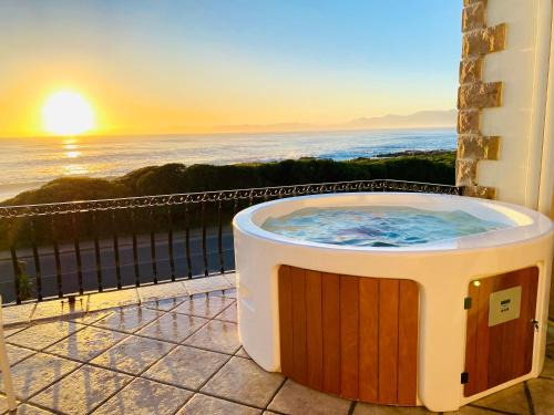 Gansbaai House | Casa Balena - Gansbaai seafront accommodation, back-up power