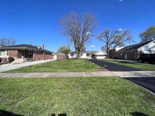 Calumet City Villa | Casa Blanc 3Bed 2Bath Ranch with Art Porch,TVs and Huge Front Yard to Enjoy!