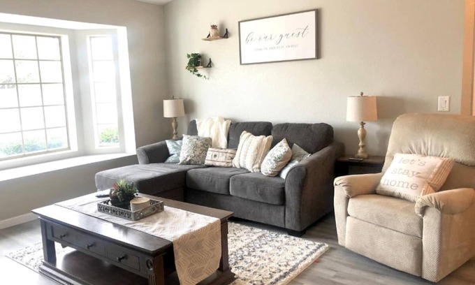 Sierra Vista House | Casa Blanca Retreat, 3 BR Home w/A/C & Free Wi-Fi