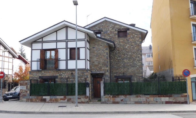 Jaca House | Casa con jardín frente ciudadela