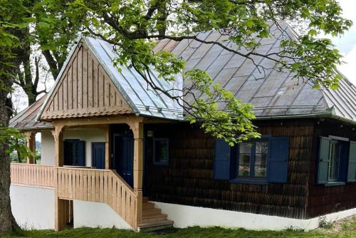Marisel Ski Chalet | Casa cu copaci Romanian historical farmhouse