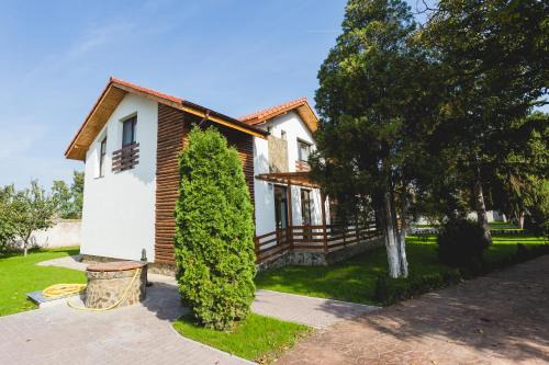 Brebeni House | Casa Cu Nuc
