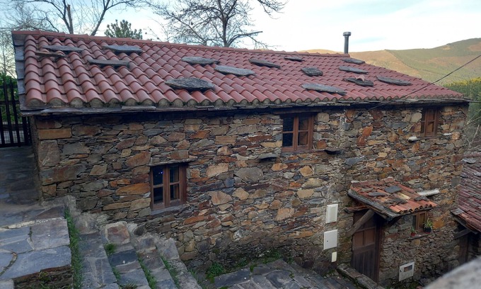 Lousa Villa | Casa da Esperança (4 bedrooms in a Schist village)