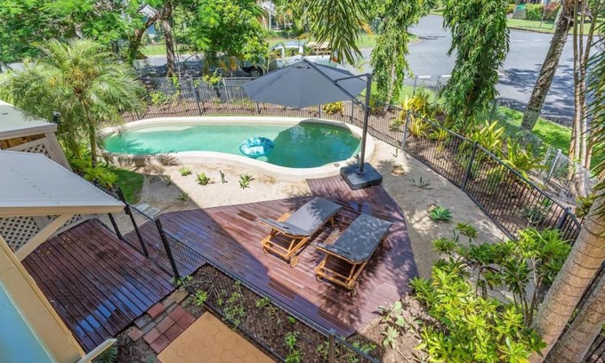 Holloways Beach Apartment | Casa De Playa - Beach Townhouse