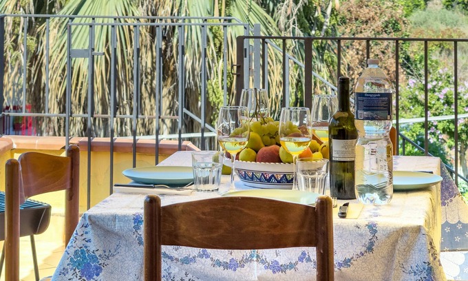 Fondachello Apartment | Casa del Sole by the sea with private parking