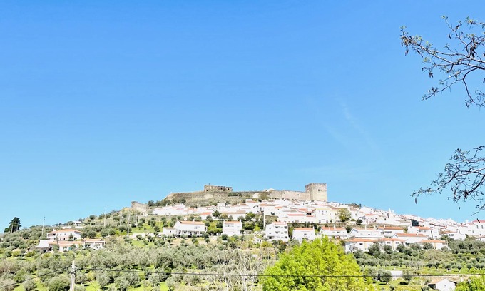 Castelo de Vide Villa | Casa do Martinho (Front View to the Castle)