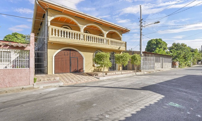 Leon House | Casa Guadalupe - 4BR/4.5BA Two-Story In Leon