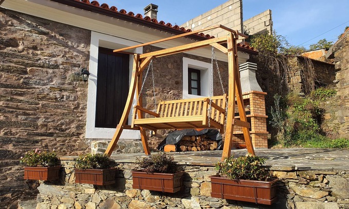 Proenca-a-Nova House | Casa Iris CunqueirosnIn the heart of Cunqueiros Schist Village