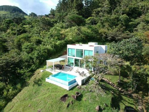 Altos del Maria House | Casa Moderna con Piscina Climatizada Altos del María