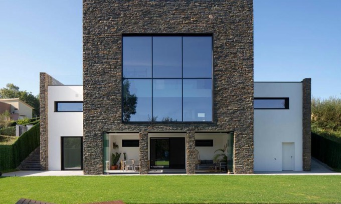 Mungia Villa | Casa moderna con piscina y vistas al bosque.