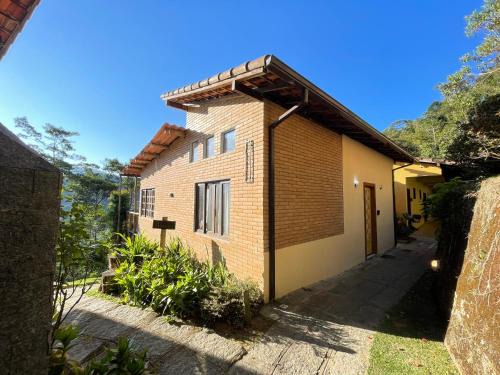 Teresopolis Ski Chalet | Casa Mohini Refúgio nas montanhas de Teresópolis Quarto com deck rede suspensa lareira cachoeira e piscina