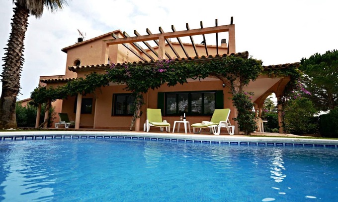 Sant Pere Pescador Ski Chalet | Casa Nautic 1 - A/C, wifi, private pool, barbecue, piano, office.