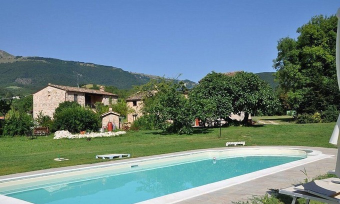 Sarnano House | Casa Noriana C: A characteristic and welcoming apartment situated in a quiet location, surrounded by a wonderful garden, with Free WI-FI.