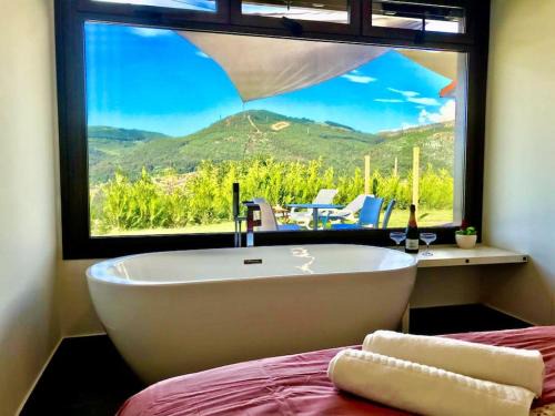Mos House | Casa nueva en Vigo Rural Mos con Jacuzzi y chimenea para ESCAPADA ROMANTICA