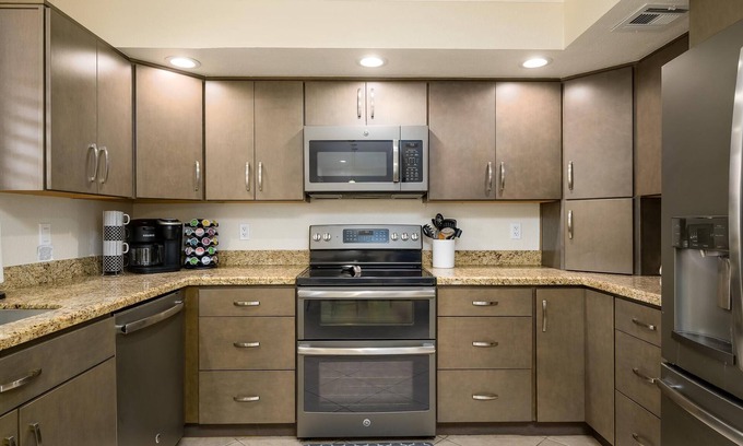 Paradise Valley Village Condo | CASA Patty'O-Anasazi Village-Bright and open condo pet friendly