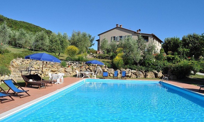 Iano House | Casa Raissa B: A characteristic and welcoming apartment that is part of a villa immersed in a splendid landscape, in a lovely little hamlet, with Free WI-FI.