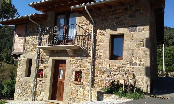 Cabezon de Liebana House | Casa Ubriezo, shared pool, 4 bedrooms, Wi-Fi , private patio, garden and BBQ.