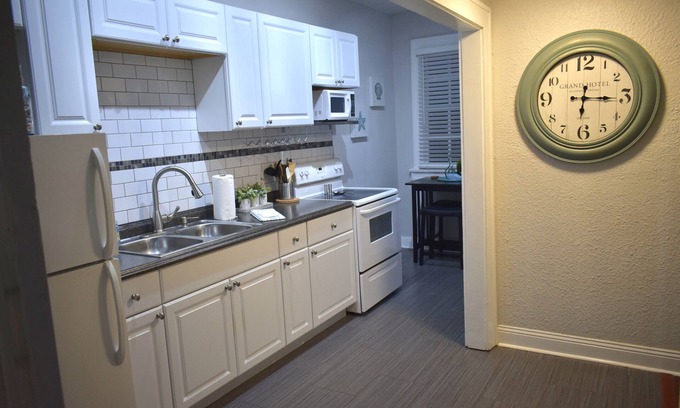 Courier City - Oscawana Apartment | Casablanca of Hyde Park "Suite Poseidon" Furnished Apartment In South Tampa