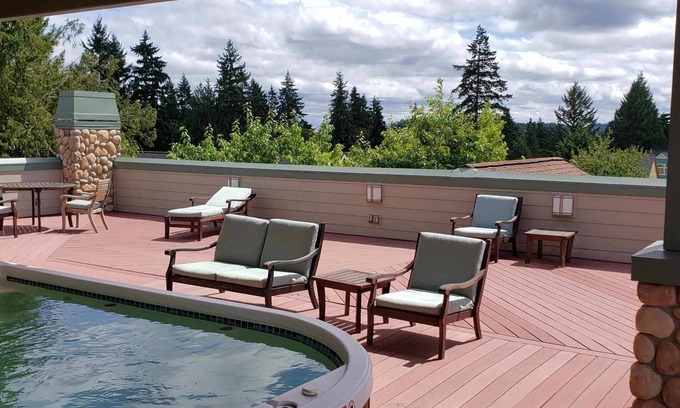 Bainbridge Island Condo | Cascade - Jacuzzi/Pool/Rooftop Deck/Sauna - Just a 15-minute walk to Ferry Dock