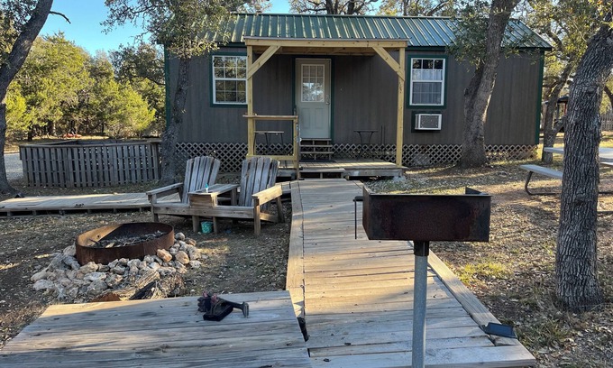 Fredericksburg Cabin | Case's Cabin - Cabin 2 - Farmhouse with covered patio