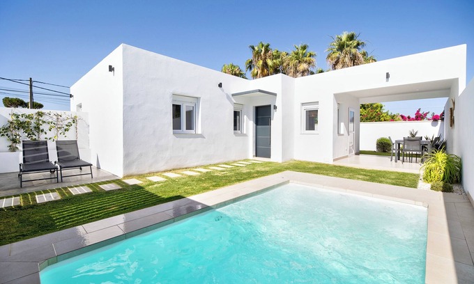 Chiclana de la Frontera House | Casita Meraki 3 with Indoor Heated Pool, Garden, Terrace and Wi-Fi