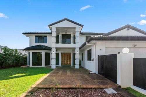 Wellington Point House | CASSA WELLINGTON POINT - Spacious 4BR Home w Pool