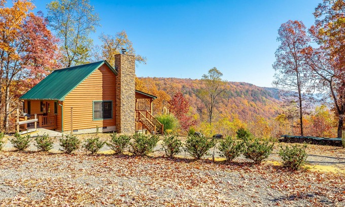South Pittsburg Cabin | Cast Iron Cabin - Hot Tub & Mountain View - Near Chattanooga