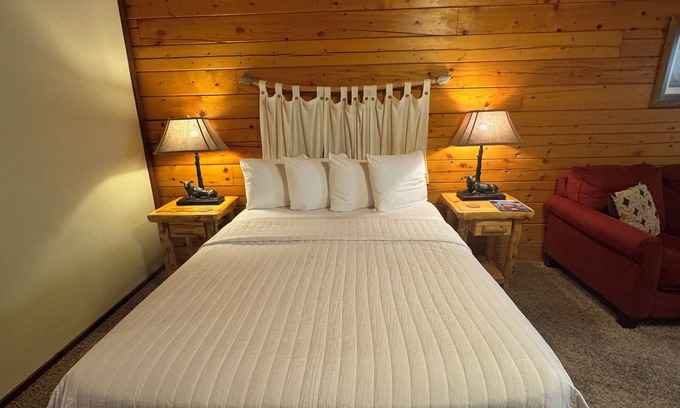 Afton Cabin | Castaway ROMANTIC Log Cabin in the woods. Hot Tub & Wood Burning Fire Place.