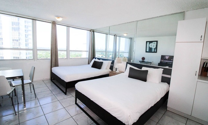 Seybold Condo | Castle 1118 Studio BayView Pool, Direct Beach Access, Tennis, Gym, Free Parking