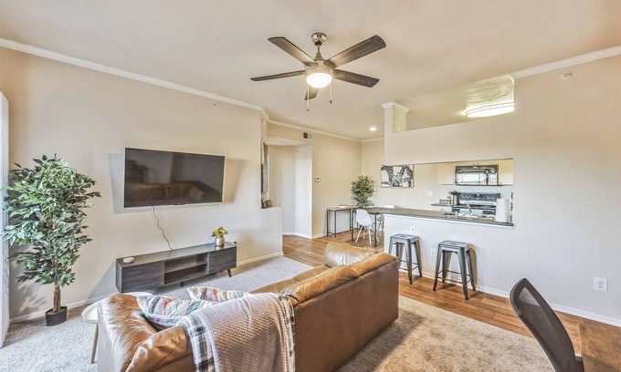 Castle Rock Apartment | Castle Rock Retreat w/queen bed, pool & hot tub