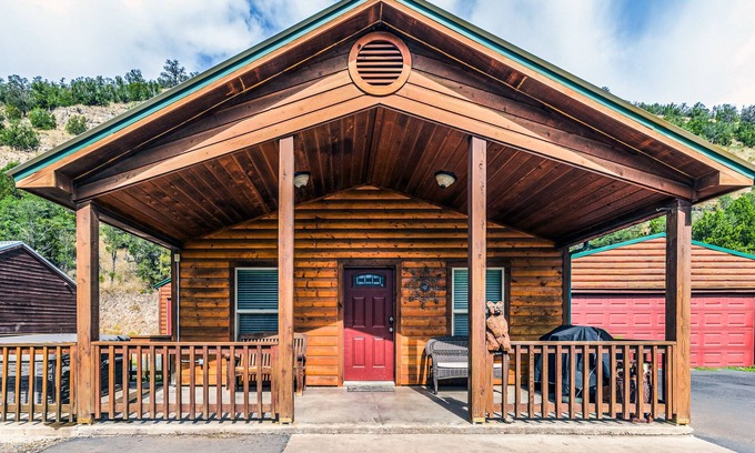 Alto Cabin | Casual Comforts with hot tub and Pet Friendly!