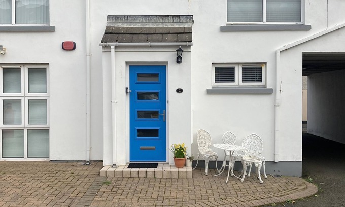 Portrush House | Causeway Cottage Portrush. A delightful mews cottage in the centre of village