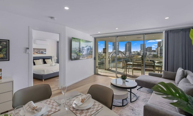 Milton Apartment | CBD Modern 3-Bed Panoramic River View, 2Cars/Pool