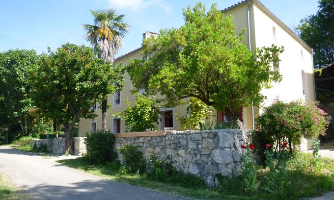 Clermont-Dessous Hotel | Cedar B & B nestled in a small valley, recently renovated
