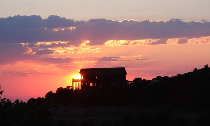 Spanish Valley Cabin | Cedar Bend Lodge Cabin @ Whispering Oaks, 20 miles from Moab!