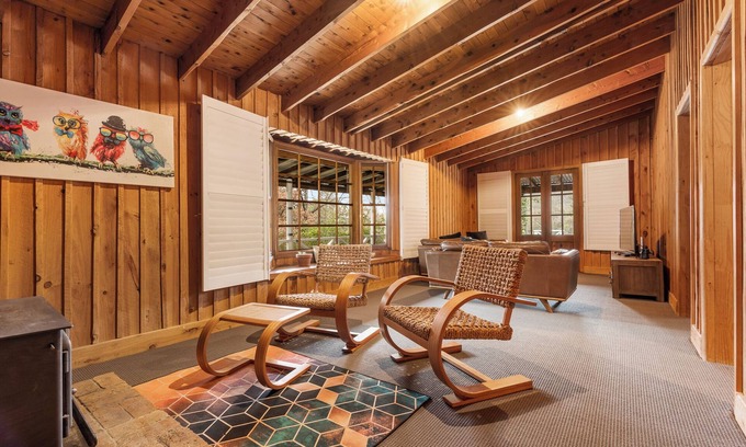 Ophir Cabin | Cedar Log Cabin Bush Retreat – Pet-Friendly | Fire Pit | Wildlife Escape